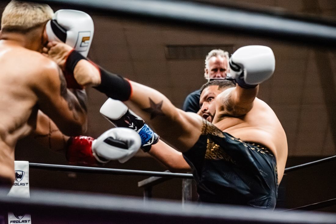 Close-range exchange of punches against the ropes